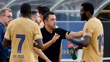El entrenador de Barcelona Xavi da instrucciones a Ousmane Dembélé y Franck Kessie durante un partido amistoso internacional contra la Juventus.