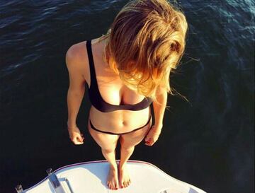 Kira Miro en bikini en el borde de una embarcación. 
