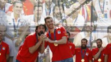 Sergio Llull y Víctor Claver, durante la celebración con la afición Callao.