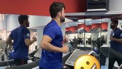 Diego Costa en la cinta de correr del gimnasio en el Cerro. 