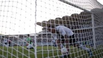 Esteban Paredes y su &uacute;ltimo gol por los albos, ante Huachipato en el Monumental.