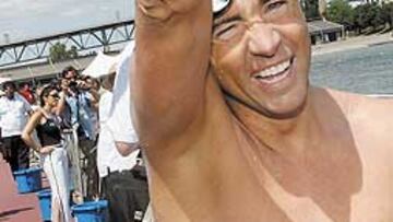 <b>EUFÓRICO. </b>A David Meca aún le quedaban fuerzas suficientes para celebrarlo.