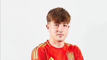 Sergio Vinatea, nuevo jugador del Atlético de Madrid, posando con la camiseta de la Selecciión Española sub17
