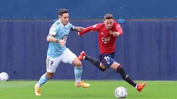 Hugo Mallo pugna por el bal&oacute;n con Kike Barja en el &uacute;ltimo encuentro disputado ante Osasuna en El Sadar.