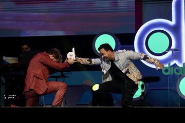 El artista Luis Fonsi entrega el premio Dial a David Bisbal.