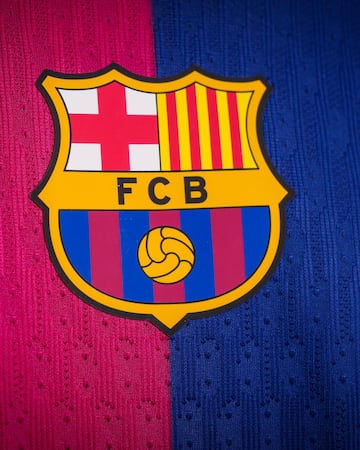 Detalle cercano de la camiseta, los dibujos que rodean el escudo del Fútbol Club Barcelona.