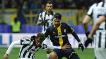 PAR01. PARMA (ITALIA), 28/01/2015.- Pedro Mendes (d) del Parma ante Kingsley Coman (i) de la Juventus hoy, mi&eacute;rcoles 28 de enero de 2015, durante un partido de la Copa Italia en el estadio Ennio Tardini de Parma (Italia). EFE/PIER PAOLO FERRERI