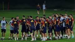 El entrenador de la selección española de fútbol Luis Enrique (i) dirige el entrenamiento de este viernes en Doha, Catar.