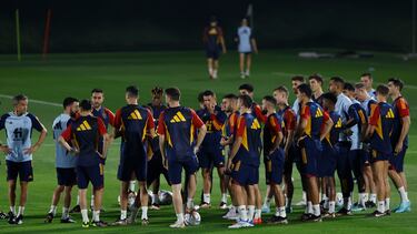 El entrenador de la selección española de fútbol Luis Enrique (i) dirige el entrenamiento de este viernes en Doha, Catar.