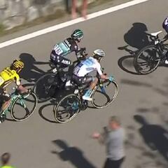 Los aficionados la lían: uno tira a Superman, que reacciona a golpes, y otros empujan a Roglic