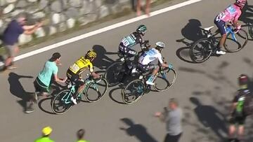 Primoz Roglic, remolcado en pleno ascenso por un aficionado.