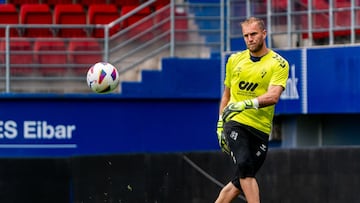 Yoel: ¡°Pase lo que pase, la afici¨®n sigue creyendo, ah¨ª est¨¢ el secreto del Eibar¡±