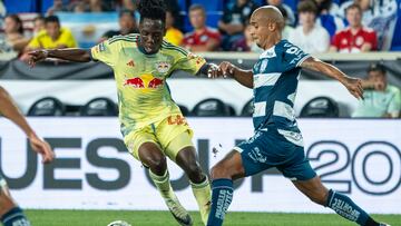 AME6708. HARRISON (ESTADOS UNIDOS), 30/07/2024.- Luis Rodriguez (d) de Pachuca disputa el balón con Ronald Donkor de Red Bulls este martes, en un partido de la Leagues Cup entre Pachuca y NY Red Bulls en el Red Bull Arena en Harrison, NJ (EE.UU.) EFE/ Ángel Colmenares