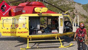 Helicóptero de los Bomberos de la Diputación de Alicante que se ha necesitado para recuperar el cuerpo del escalador fallecido.