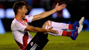 River Plate&#039;s forward Lucas Alario gestures after missing a chance of goal against Sarmiento during their Argentina First Divsion football match at Antonio Vespucio Liberti stadium in Buenos Aires, on April 23, 2017. / AFP PHOTO / ALEJANDRO PAGNI