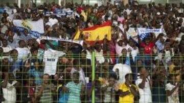 Aficionados guineanos, durante el entrenamiento de Espa&ntilde;a en Malabo.