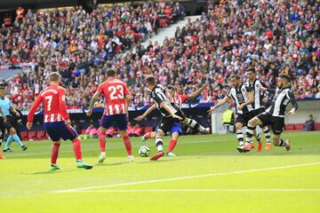 ¡Medio gol es de Vitolo! El jugador se ha llevado hasta cinco defensores en su andadura por el área, ve a su compañero solo y le da el balón para que finalice con un recorte hacía dentro acompañado de un fuerte disparo al palo derecho.