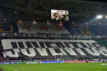 Gran mosaico de los hinchas de la Juventus antes de comenzar el partido.