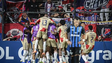 AME6358. MONTEVIDEO (URUGUAY), 17/02/2026.- Jugadores de Independiente Medellín celebran un gol este martes, en un partido de la Copa Libertadores entre Liverpool e Independiente Medellín, en el estadio Alfredo Víctor Viera Montevideo (Uruguay). EFE/ Gaston Britos