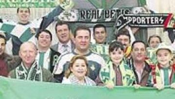 <b>UNA FAMILIA. </b>Emigrantes e hijos de emigrantes andaluces han encontrado el entorno perfecto para hacer grupo y sentirse como en casa: la afición por el Betis los ha unido.