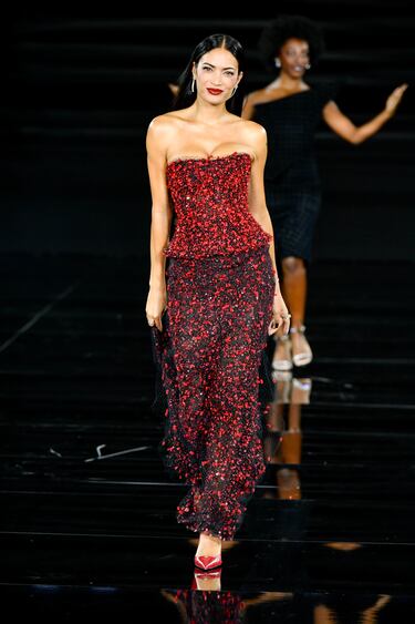 Elodie n el desfile Le Défilé 2025: Una celebración del empoderamiento femenino, parte de la Semana de la Moda de París Primavera/Verano 2026, celebrada en el Hôtel de Ville.