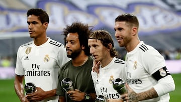 Modric, Marcelo, Varane y Ramos posan con los premios &#039;The Best&#039;.