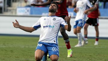 Enric Gallego, jugador del CD Tenerife, se lamenta por una acción durante un partido.