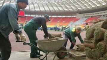 <b>ASÍ SE HACE. </b>Arriba, cómo colocaron el césped del Luzhniki. Abajo, la fábrica de Valls (Tarragona) donde se fabrica el césped.