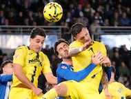 Vitoria-Gasteiz, 13/03/2026.- El defensa del Villarreal, Sergi Cardona (i), despeja el balón ante el defensa del Alavés, Victor Parada, durante el encuentro correspondiente a la jornada 28 de Laliga EA Sports que disputan este viernes Alavés y Villarreal en el estadio de Mendízorrotza, en Vitoria. EFE / ADRIAN RUIZ HIERRO.