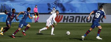 Real Madrid 1-0 Huesca | Golazo de Eden Hazard. Recibi¨® en tres cuartos de campo y no se lo pens¨® dos veces y dispar¨® con mucha potencia ajustando el bal¨®n al palo de la porter¨ªa de Andr¨¦s Fern¨¢ndez.