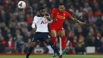 Clyne despeja ante Nkoudou. 