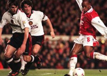Ian Wright dispara ante Gary Neville y Roy Keane.