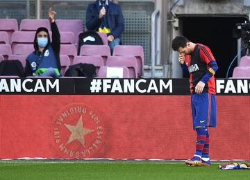 Barcelona 5-0 Osasuna | Espectacular disparo de Messi desde la frontal que entró ajustado al palo. Messi se quitó la camiseta en la celebración y ha mostrado una camiseta de Newells con el 10 de Maradona.