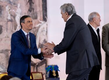 El presidente del Gobierno, Pedro Sánchez, saluda al exjugador de baloncesto Fernando Romay.