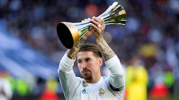 Ramos ofreciendo el Mundial de Clubes al Santiago Bernabéu.