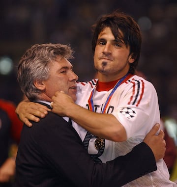 Gattuso y Ancelotti celebran la Champions que ganaron en 2003 con el Milan.