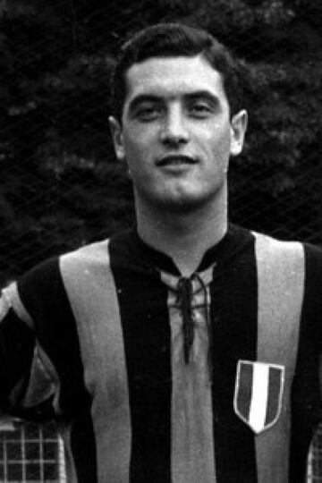 Goleador del Inter en la Serie A durante dos temporadas consecutivas, 53/54 (13 goles en 33 partidos), y la 54/55 (14 goles en 33 partidos)