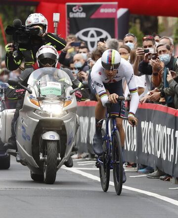 Filippo Ganna durante la primera etapa del Giro de Italia