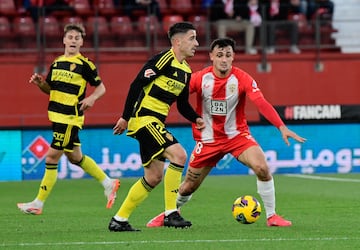 El Almera puso punto final a su racha negativa de ocho encuentros sin ganar, con una goleada ante el Zaragoza. Pubill puso el 4-1 con el que acab el partido, con un soberano cabezazo, en un lanzamiento de falta de Robertone. Perfecto giro de cuello del lateral. El baln golpe en el palo antes de entrar.