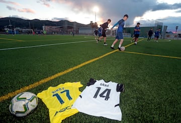 Jugadores del Pedreguer se entrenan junto a las camisetas de Kiko y Gay.