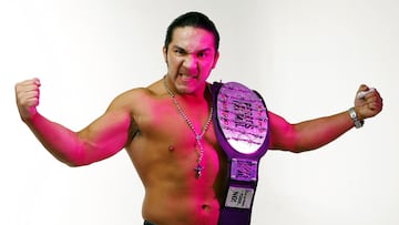 El Hijo del Perro Aguayo posa con un campeonato de Los Perros del Mal.