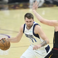 Luka Doncic mete a los Mavs en 'playoffs'