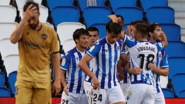 Los jugadores de la Real Sociedad celebran el tanto de Barrenetxea.