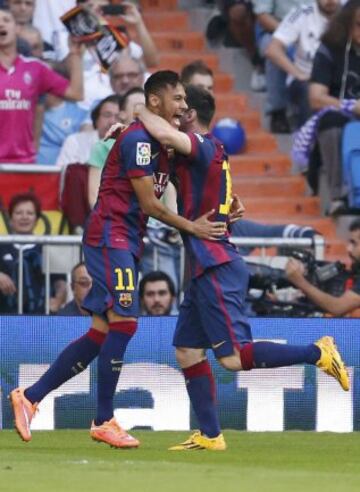 El delantero brasileño del FC Barcelona Neymar jr. celebra con su compañero Messi el gol que ha marcado al Real Madrid, durante el partido de la novena jornada de Liga de Primera División disputado esta tarde en el estadio Santiago Bernabéu.