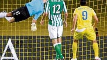 <b>REMONTADA. </b>Casto se estiró sin éxito; el testarazo de Gonzalo, que no aparece en la foto, supuso el tanto del empate (1-1) del Villarreal.