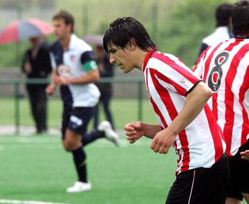 Con 15 a?os fich¨® por el Athletic de Bilbao.
Una de las curiosidades de su carrera como jugador fue en un partido del Juvenil del Athletic, en el que fue expulsado con tarjeta roja y Yuri estuvo cerca de agredir al ¨¢rbitro. Debido a este comportamiento fue apartado durante cuatro meses del equipo.
