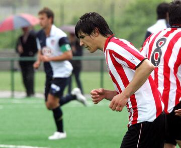 Con 15 años fichó por el Athletic de Bilbao.
Una de las curiosidades de su carrera como jugador fue en un partido del Juvenil del Athletic, en el que fue expulsado con tarjeta roja y Yuri estuvo cerca de agredir al árbitro. Debido a este comportamiento fue apartado durante cuatro meses del equipo.
