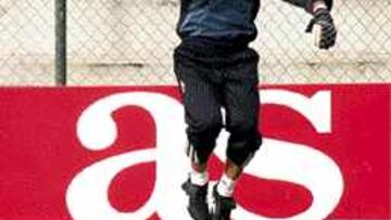 EL CENTRO DE TODAS LA MIRADAS. Carlos demostró en la sesión de ayer sus cualidades. Paró por alto, por bajo, en el uno contra uno e hizo un derroche físico para preparar el encuentro.