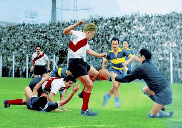 La ‘Saeta Rubia’ debutó en las filas de River Plate allá por el año 1945. El delantero argentino permaneció en el conjunto millonario hasta 1949, cuando fichó por el Millonarios de Colombia cuatro temporadas antes de dar el salto a Europa.