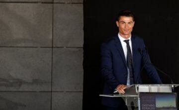 Cristiano, muy feliz en el aeropuerto de Madeira